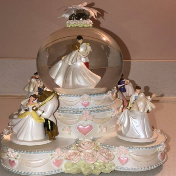 Disney princess wedding snowglobe - Picture 1 of 9